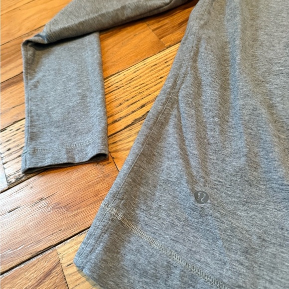 Lululemon Women’s Pleated Back Crew Neck Soft Sweatshirt Gray Size M? READ - Picture 2 of 13